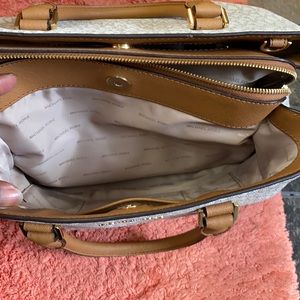 Michael kors like new kept in plastic